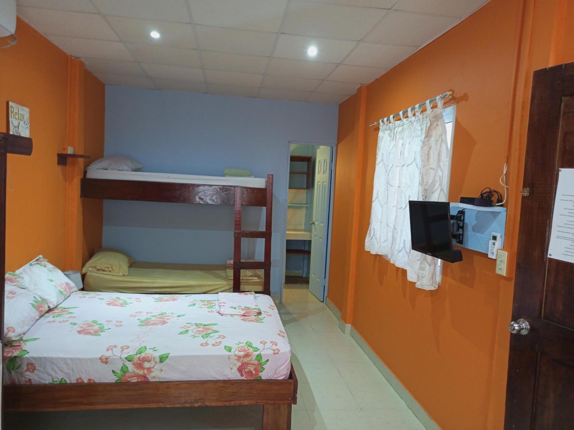 Surfari Bocas Hostel Bocas del Toro Exterior photo